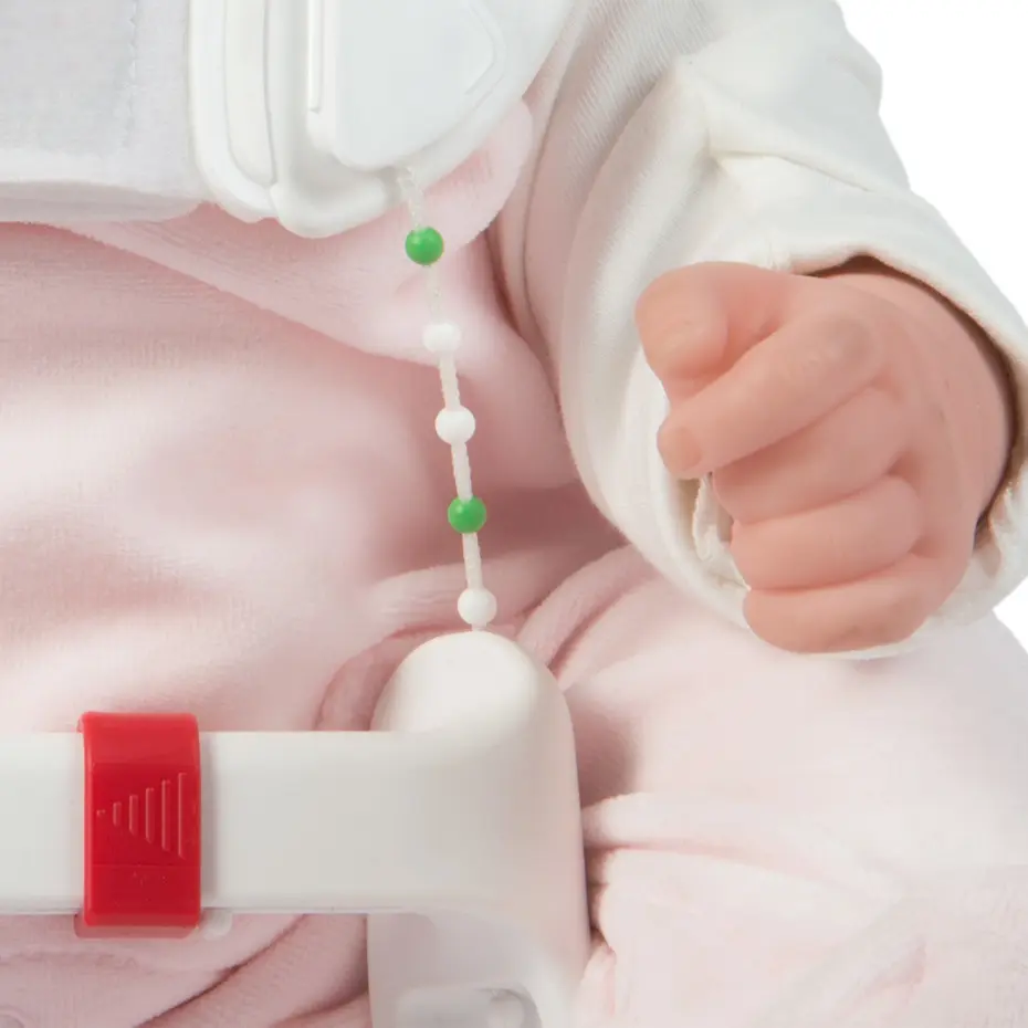 Detailansicht Babypuppe mit angelegter Tübinger Hüftbeugeschiene:  individuell einstellbare Perlenschnüre