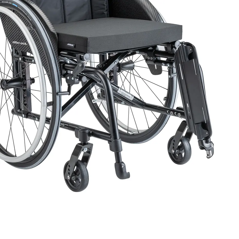 Oslonac za noge sklopiv ustranu i prema gore kod invalidskih kolica Motus CS poduzeća Ottobock