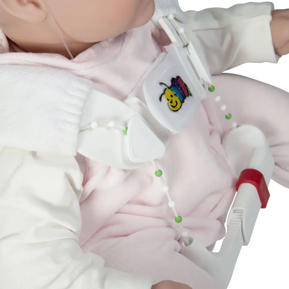 Vedere de detaliu păpușă bebeluș cu atelă de flexiune de șold Tübingen aplicată: baretă de umăr cu pernițe