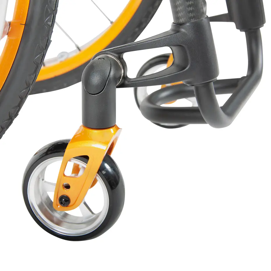 Version en carbone du fauteuil roulant Zenit R d’Ottobock avec adaptateurs de roues avant orange