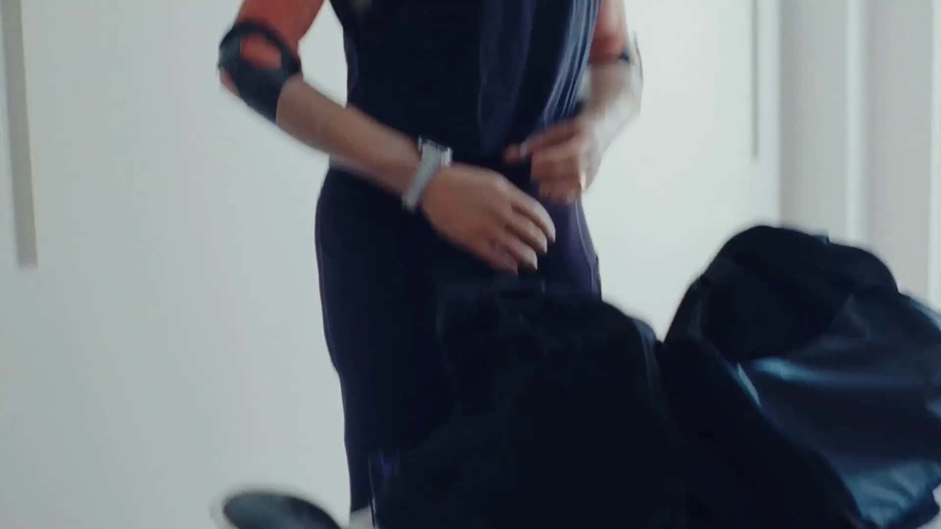 Vorschaubild von Bebe, die ihre Armprothesen zeigt
