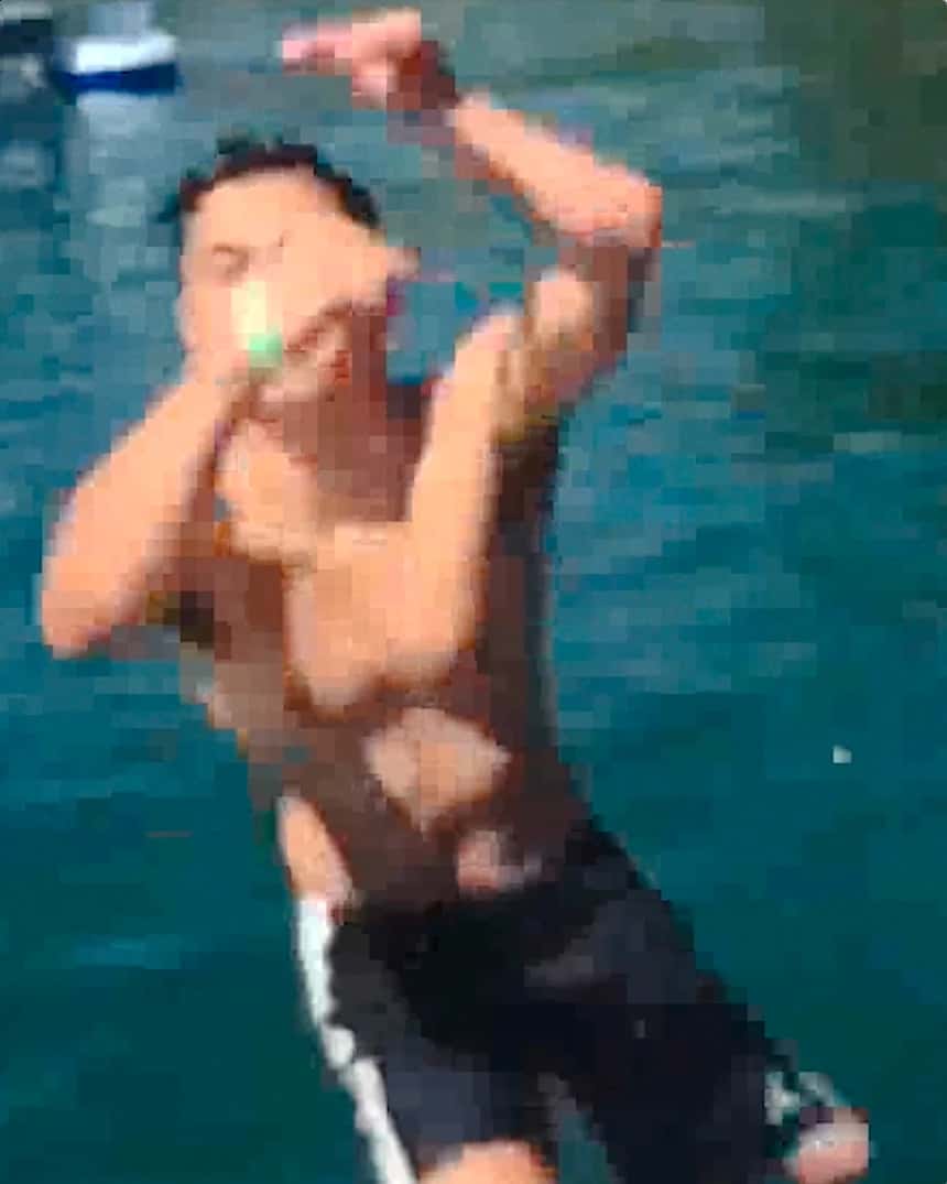 Vorschaubild von Ezra, der einen Rückwärtssalto in einen Pool macht