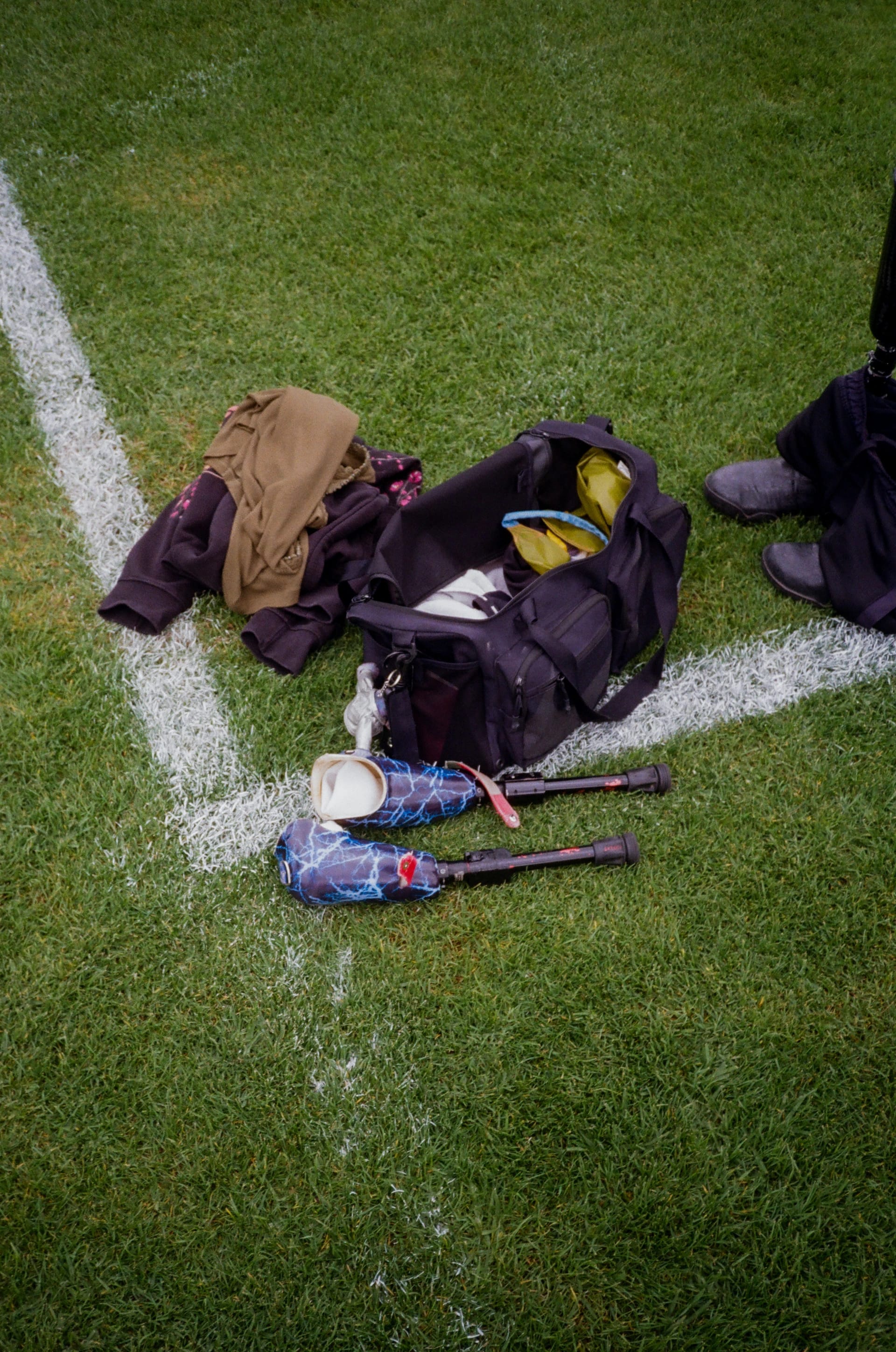 Prothese und eine Tasche auf dem Gras