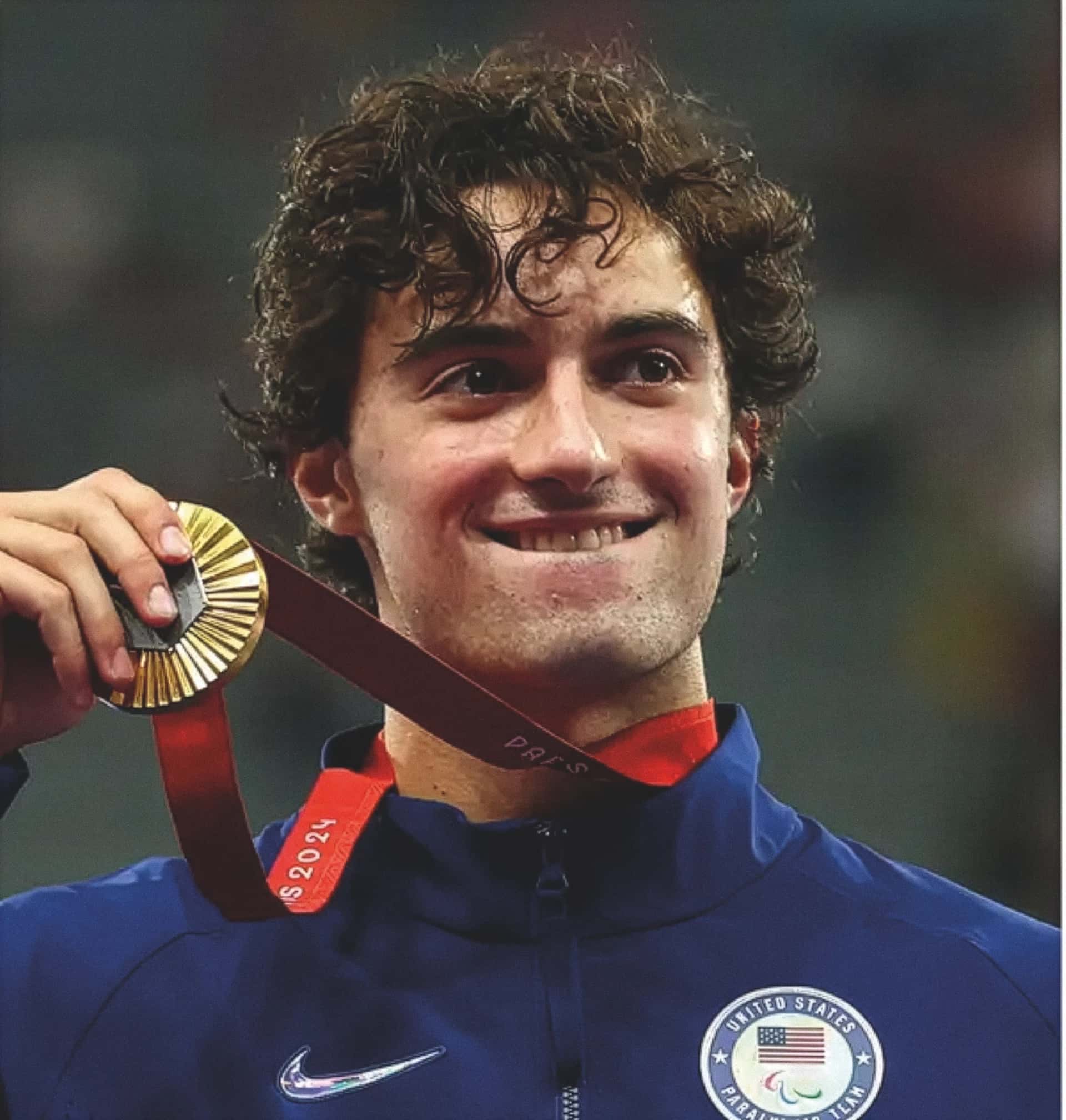 Ezra hält eine Medaille hoch