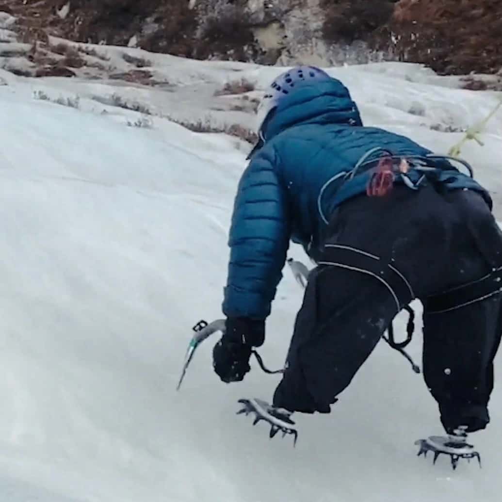 Hari klettert mit Beinprothesen auf Eis
