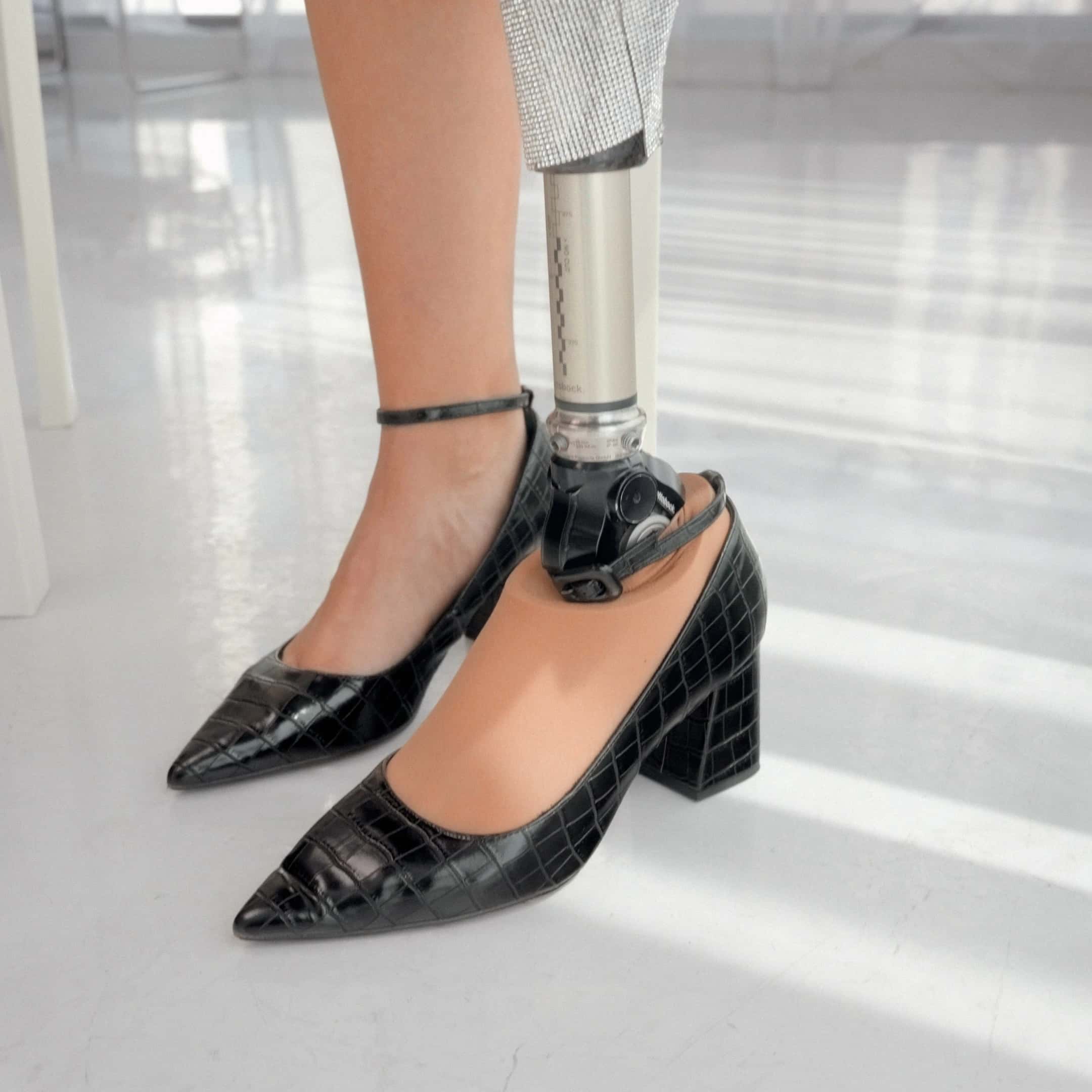 Nahaufnahme von Zainabs Beinprothese und Schuhen