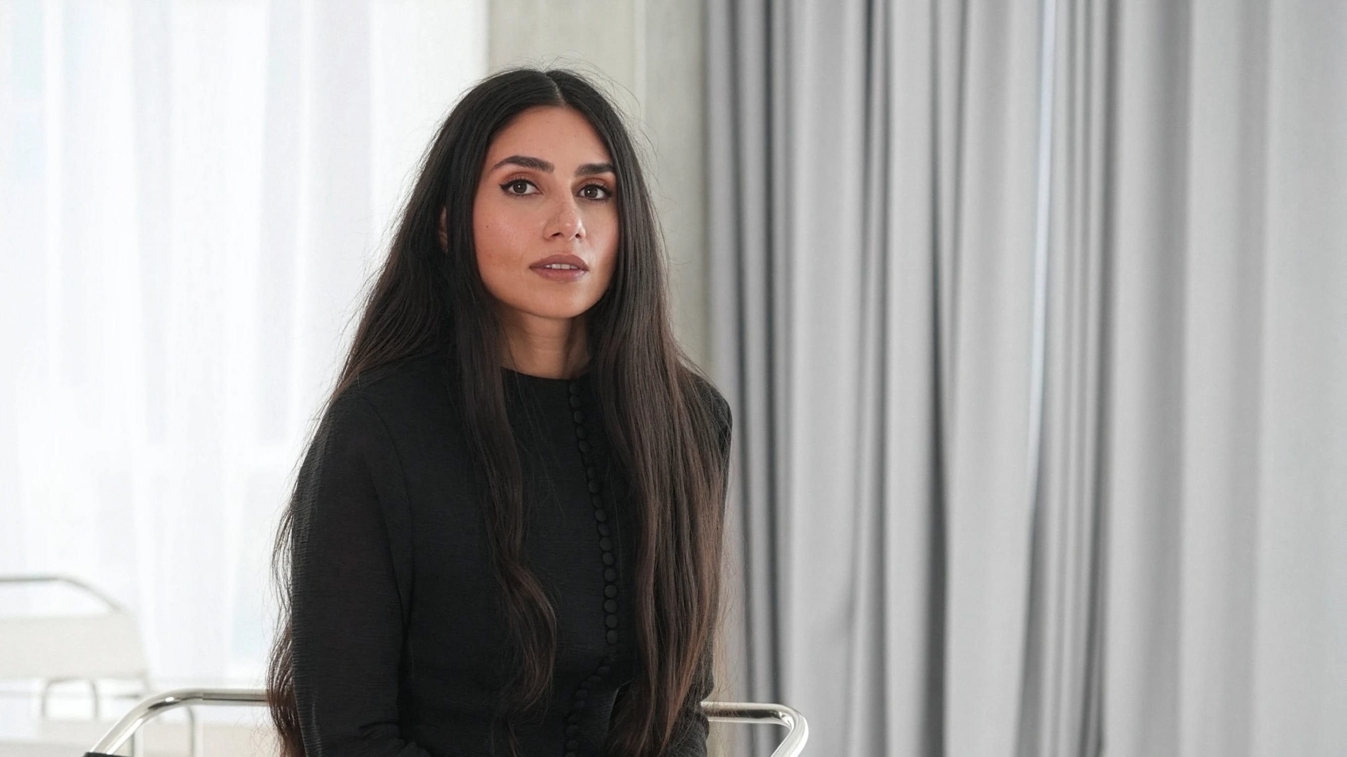 Zainab blickt lächelnd in die Kamera