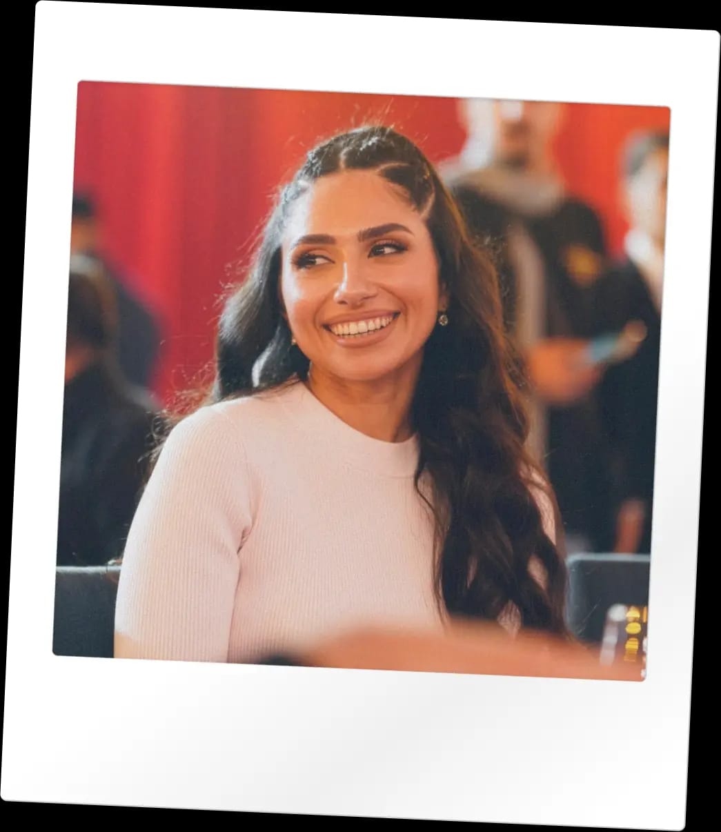 Zainab lächelt auf einem Polaroidfoto