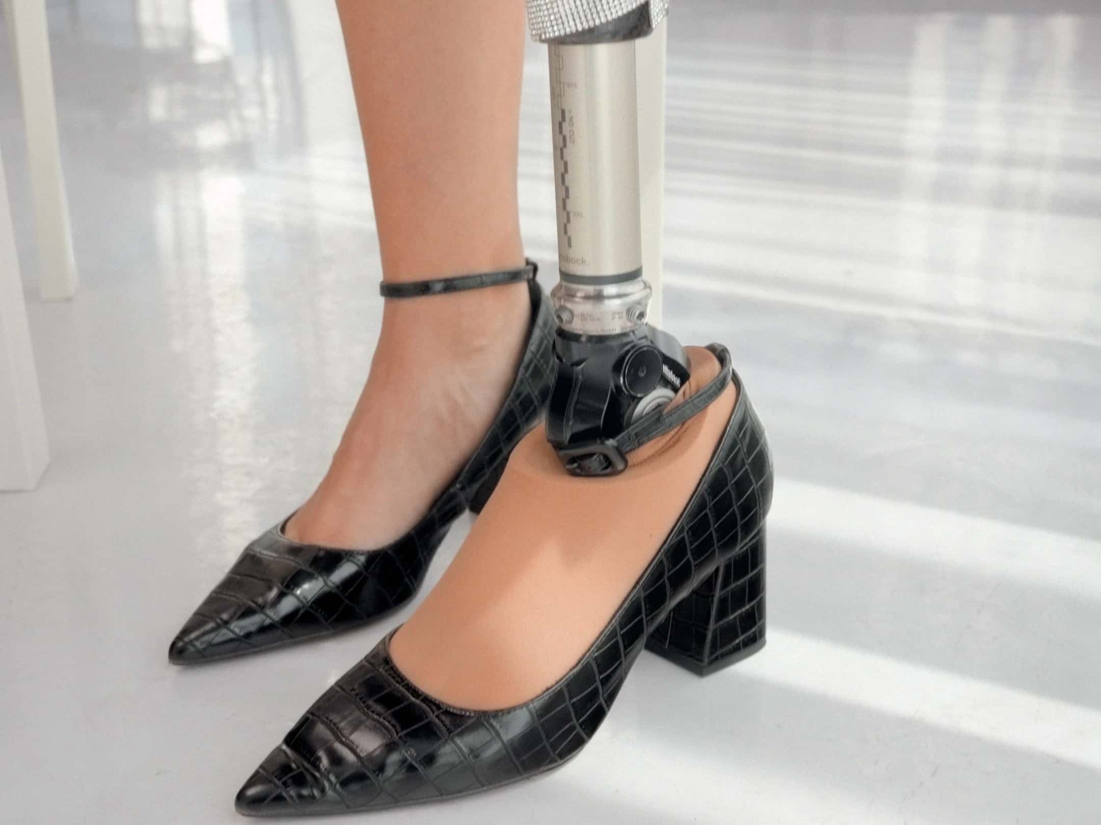 Zainab zeigt ihre Schuhe