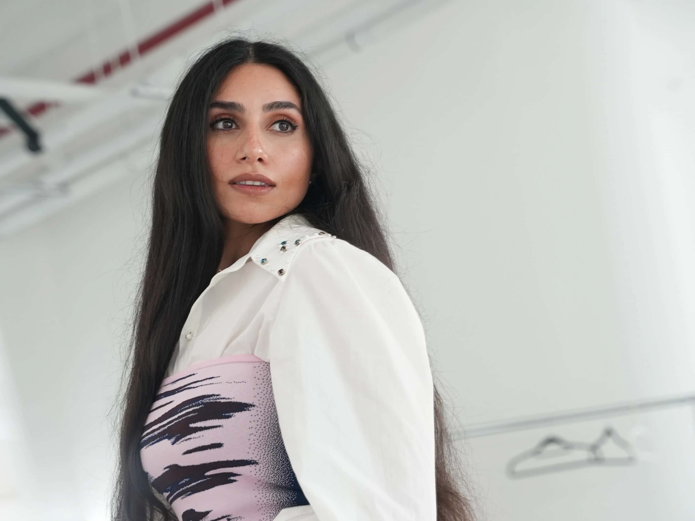 Zainab blickt über ihre Schulter